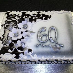 Gâteau carré d'anniversaire 60 ans couler argent et noir. Avec glaçage au beurre.