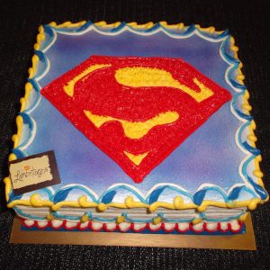 Gâteau carré simple avec logo super-héros Superman, pour fête d'enfant. Avec glaçage au beurre.