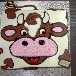 Joli gâteau carré avec image de vache, pour les amateurs d'animaux. Avec glaçage au beurre.