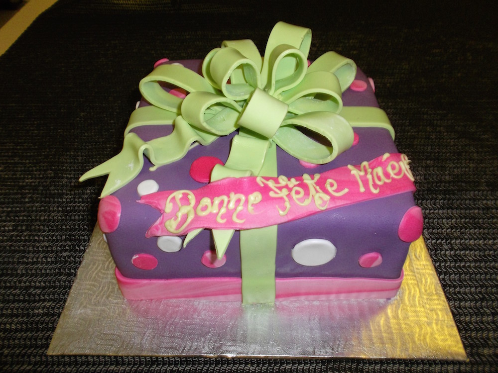 Gateau Pate De Sucre En Forme De Cadeau Mauve Boulangerie Lamontagne