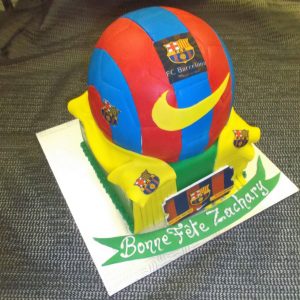 Superbe gâteau en forme de ballon de soccer du FC Barcelone. Foulard et ballon faits en pâte de sucre.
