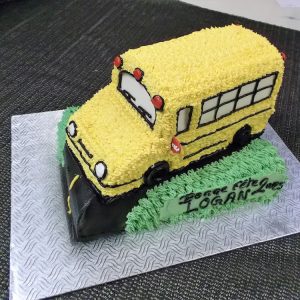 Gâteau fait sur mesure en forme d'autobus jaune, en 3D. Avec glaçage au beurre. Fait sur mesure, pour plus d'information contactez-nous.