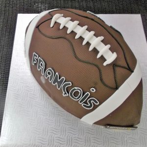 Gâteau fait sur mesure en forme de ballon de football, très réaliste. En pâte de sucre. Fait sur mesure, pour plus d'information contactez-nous.