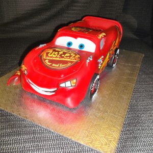Gâteau fait sur mesure représentant Flash McQueen du film Les Bagnoles. Superbe voiture rouge faite en pâte de sucre. Fait sur mesure, pour plus d'information contactez-nous.