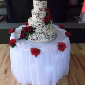 Superbe gâteau de mariage à 4 étages, fait sur mesure. Orné de roses rouges en pâte de sucre. Fait sur mesure, pour plus d'information contactez-nous.