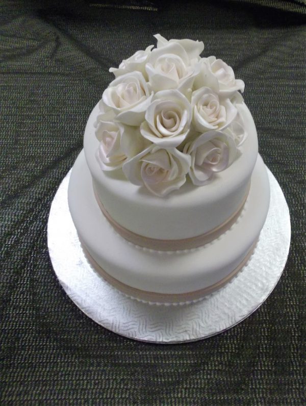Gâteau de mariage 2 étages avec roses blanches au sommet. Simple, épuré et magnifique. Fait sur mesure, pour plus d'information contactez-nous.