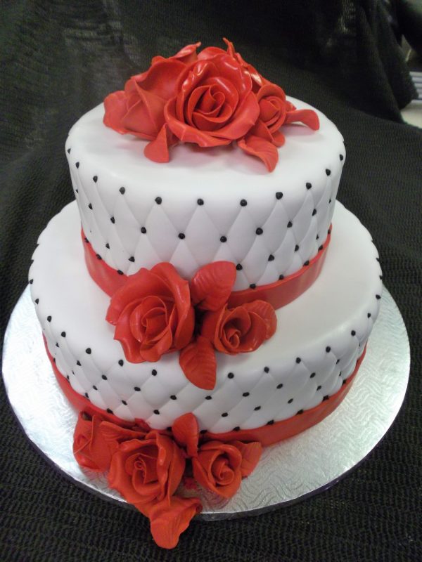Gâteau de mariage chic 2 étage. Roses rouges en pâte de sucre en ornement. Fait sur mesure, pour plus d'information contactez-nous.