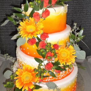 Gâteau 4 étages blanc et orange pour mariage. Fait en pâte de sucre et ornée de fleur. Fait sur mesure, pour plus d'information contactez-nous.