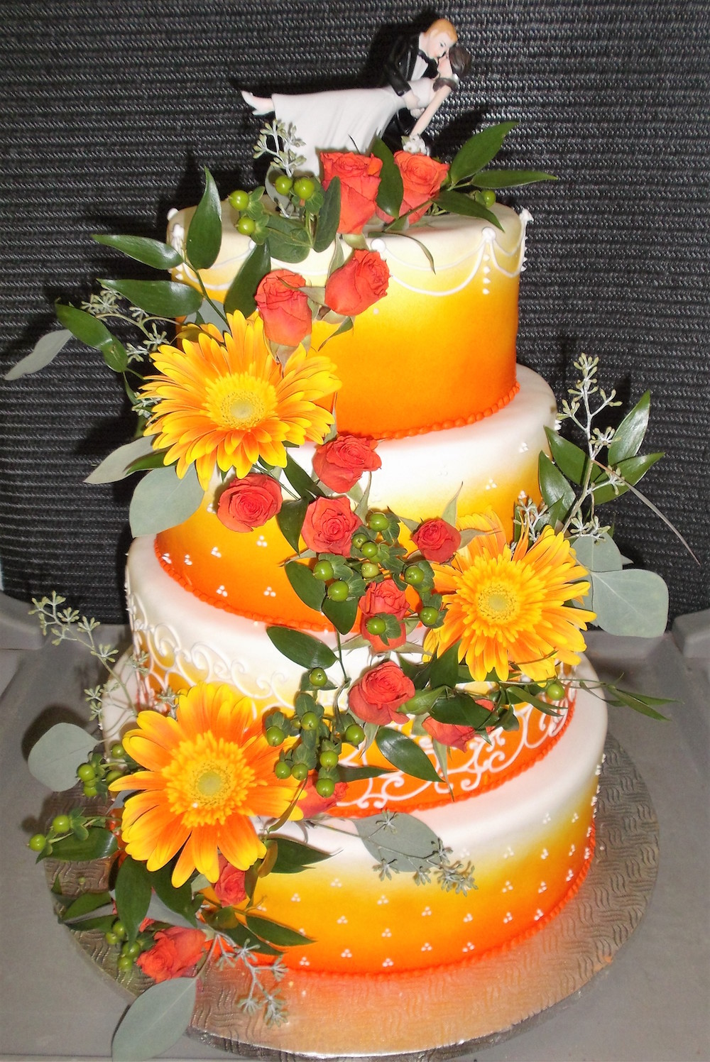 Gateau 4 Etages Fleurs Oranges Boulangerie Lamontagne