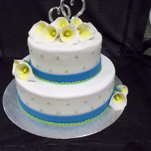 Gâteau de mariage sur mesure, 2 étages. Avec fleur Calla blanche en pâte de sucre. Fait sur mesure, pour plus d'information contactez-nous.