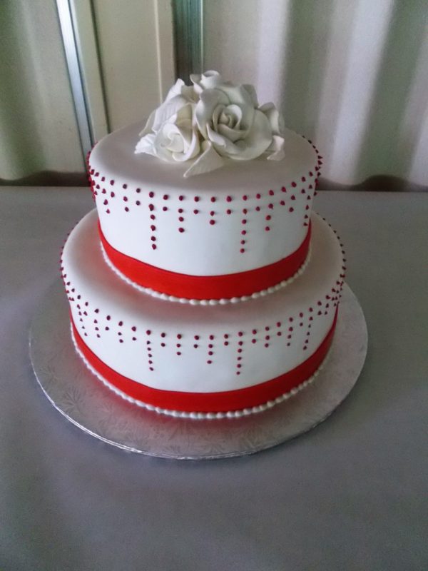 Gâteau de mariage 2 étages fait sur mesure. Fleur et ornements faits en pâte de sucre. Fait sur mesure, pour plus d'information contactez-nous.